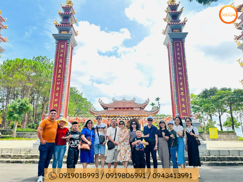 Nên chọn trang phục kín đáo, trang nhã khi đến Tu Viện Bát Nhã - Du lịch 360Go